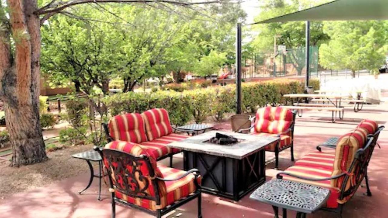 Sedona Pines Resort Exterior foto Outdoor furniture