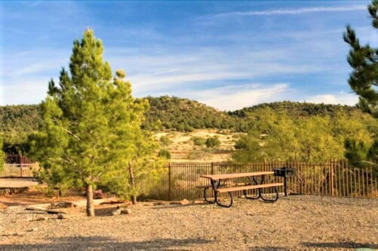 Sedona Pines Resort Exterior foto Picnic tables at the campground